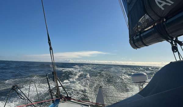 Transat Café L'Or - J+2 : Premières heures agitées et une tempête à surveiller 