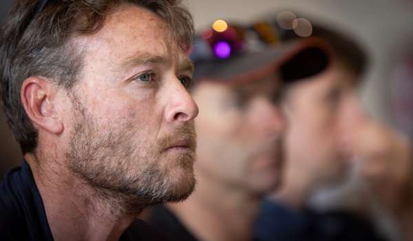 Solitaire du Figaro Paprec - Étape 2 : Pétole et jeu de patience pour Martin Le Pape au départ de Vigo